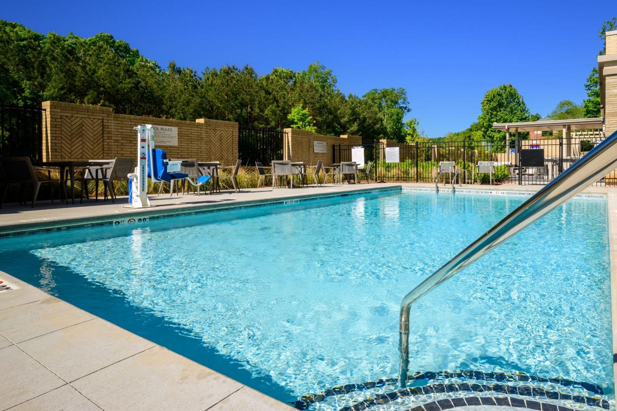 Courtyard By Marriott Raleigh Cary Crossroads Hotel Exterior foto