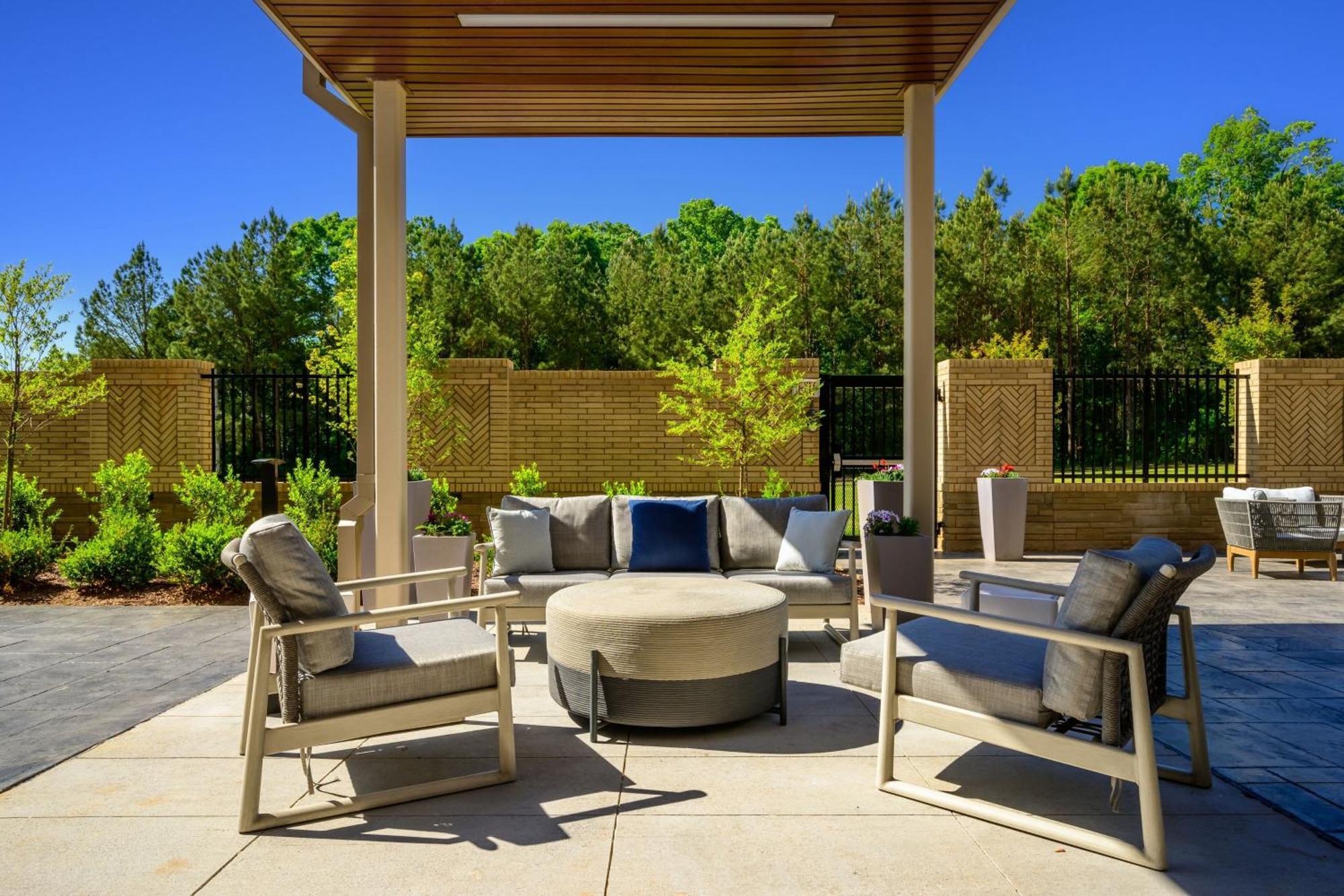 Courtyard By Marriott Raleigh Cary Crossroads Hotel Exterior foto